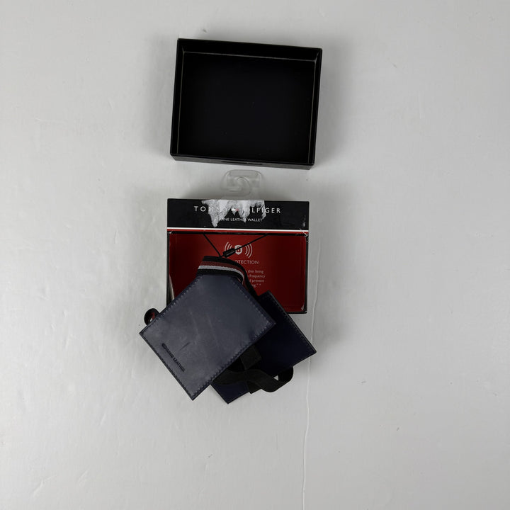 Translation missing: en.Tommy Hilfiger Men's Rfid Compact Magic Card Case Wallet Black 4Lx0.25Wx2.75H